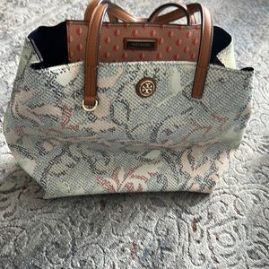 Tory Burch Dhalia Print. Never used. No shoulder strap.